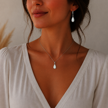 Stříbrná souprava s bílým opálem